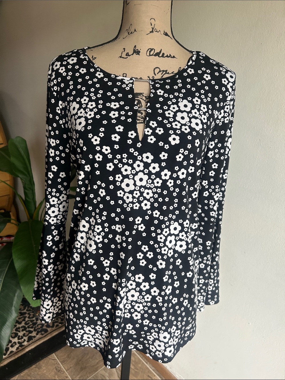 Michael Kors Floral Bell Sleeve Black White Top Size Medium